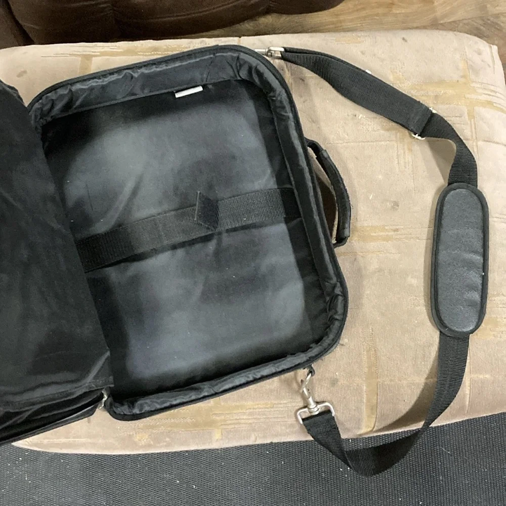 Targus briefcase black, over the shoulder,standing and laptop case!